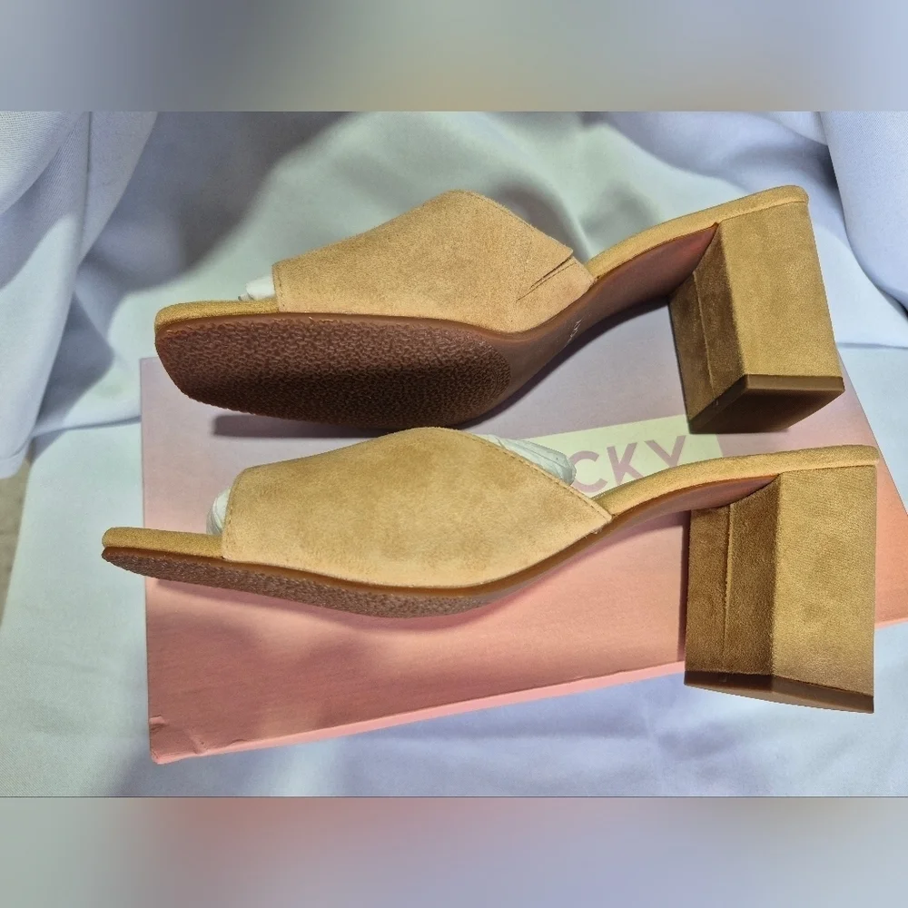 Lisa Vicky’s Women’s Size 9 Tan Women's Slide Sandals